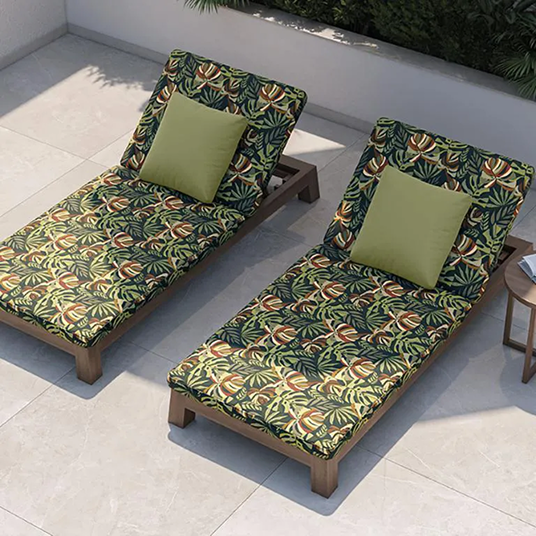 Espreguiçadeiras com tecido impermeável estampado Acquablock floral e almofadas verdes