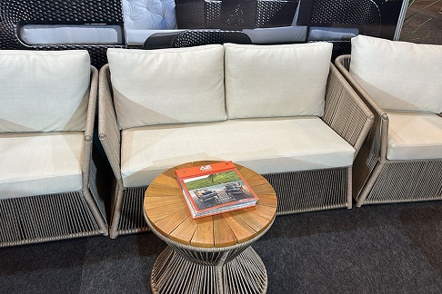 Conjunto de sofá e poltronas com tecido impermeável bege para área externa